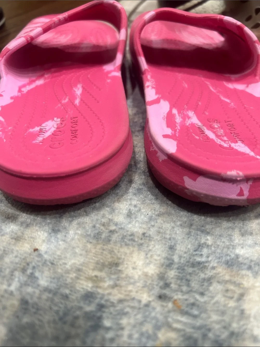 CROCS J6 CLASSIC PINK MARBLE SLIDES (Pre Owned)